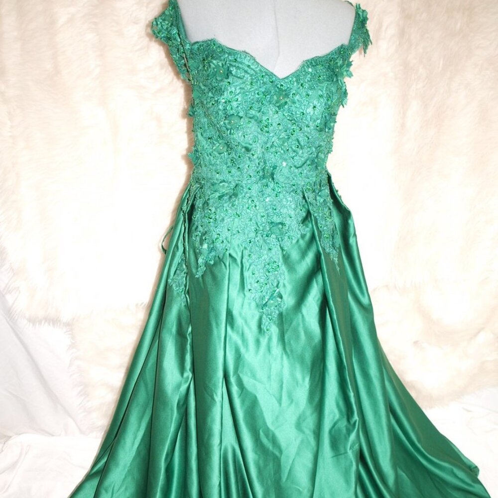Green Floral Formal GOWN BY STACEES Size 16 NEW Short sleeve
